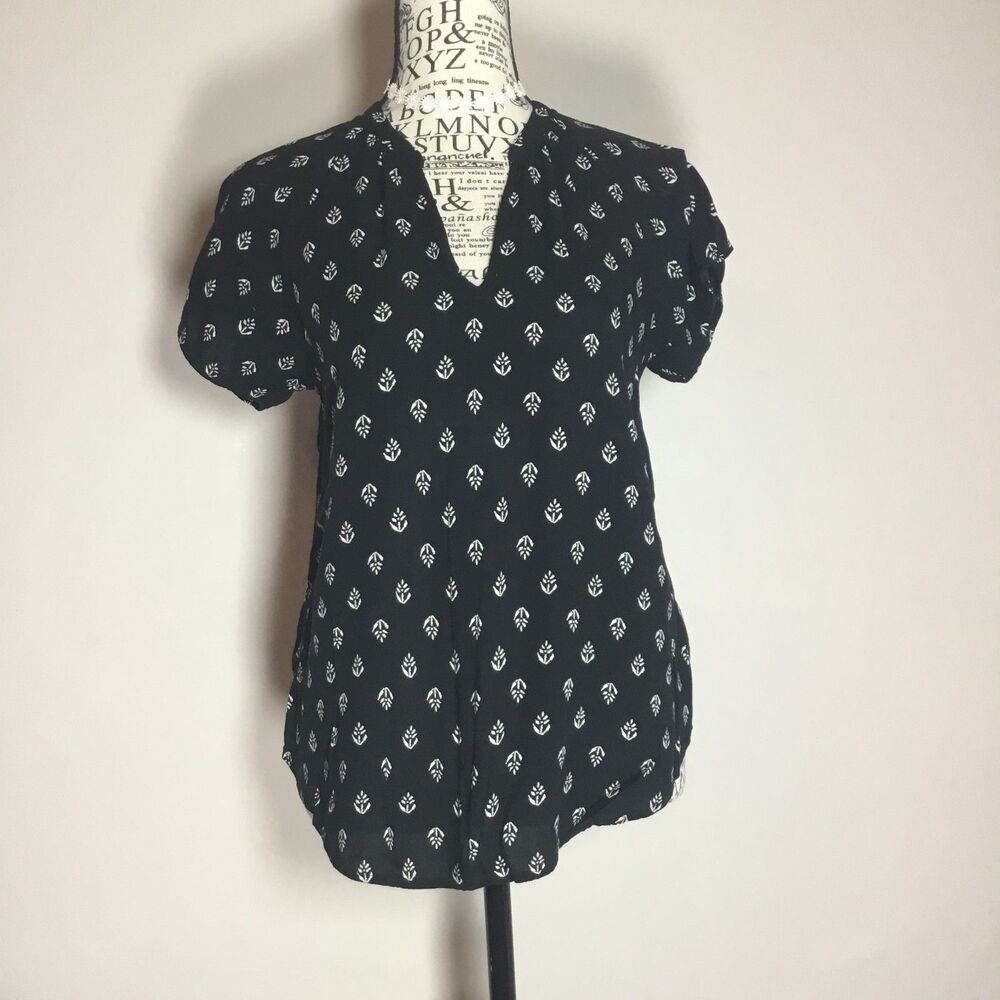 Black top white floral short sleeve v neck fairycore western business casual S
